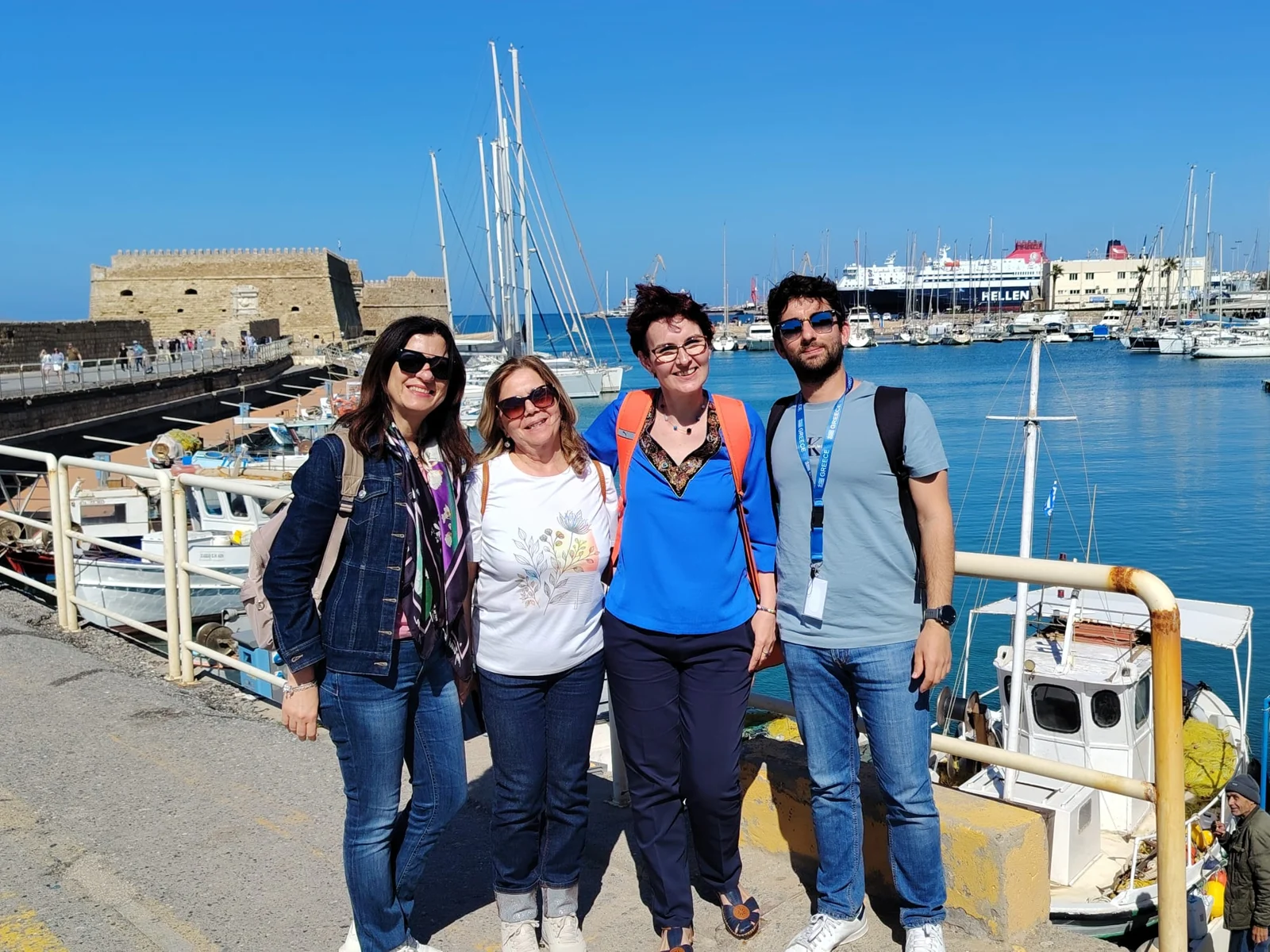 Partecipanti insieme al porto