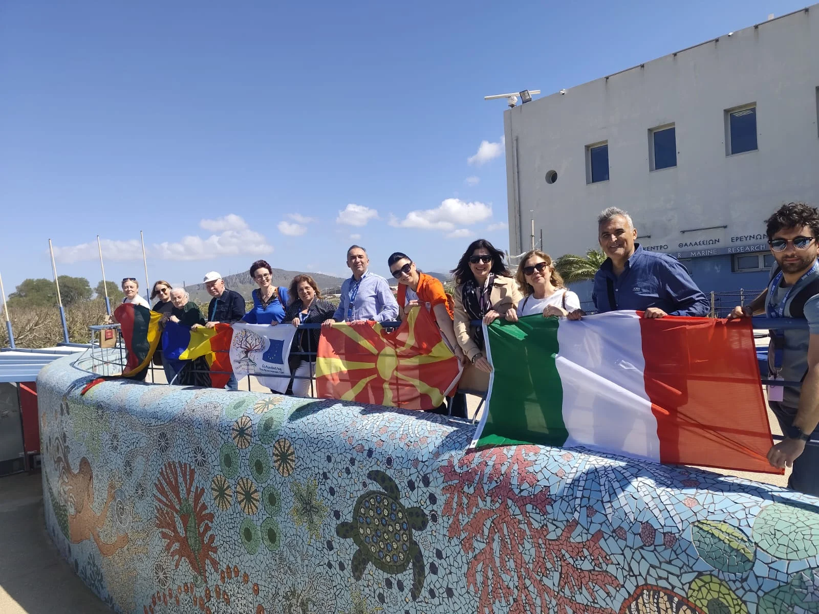 Il gruppo con le bandiere dei paesi partecipanti