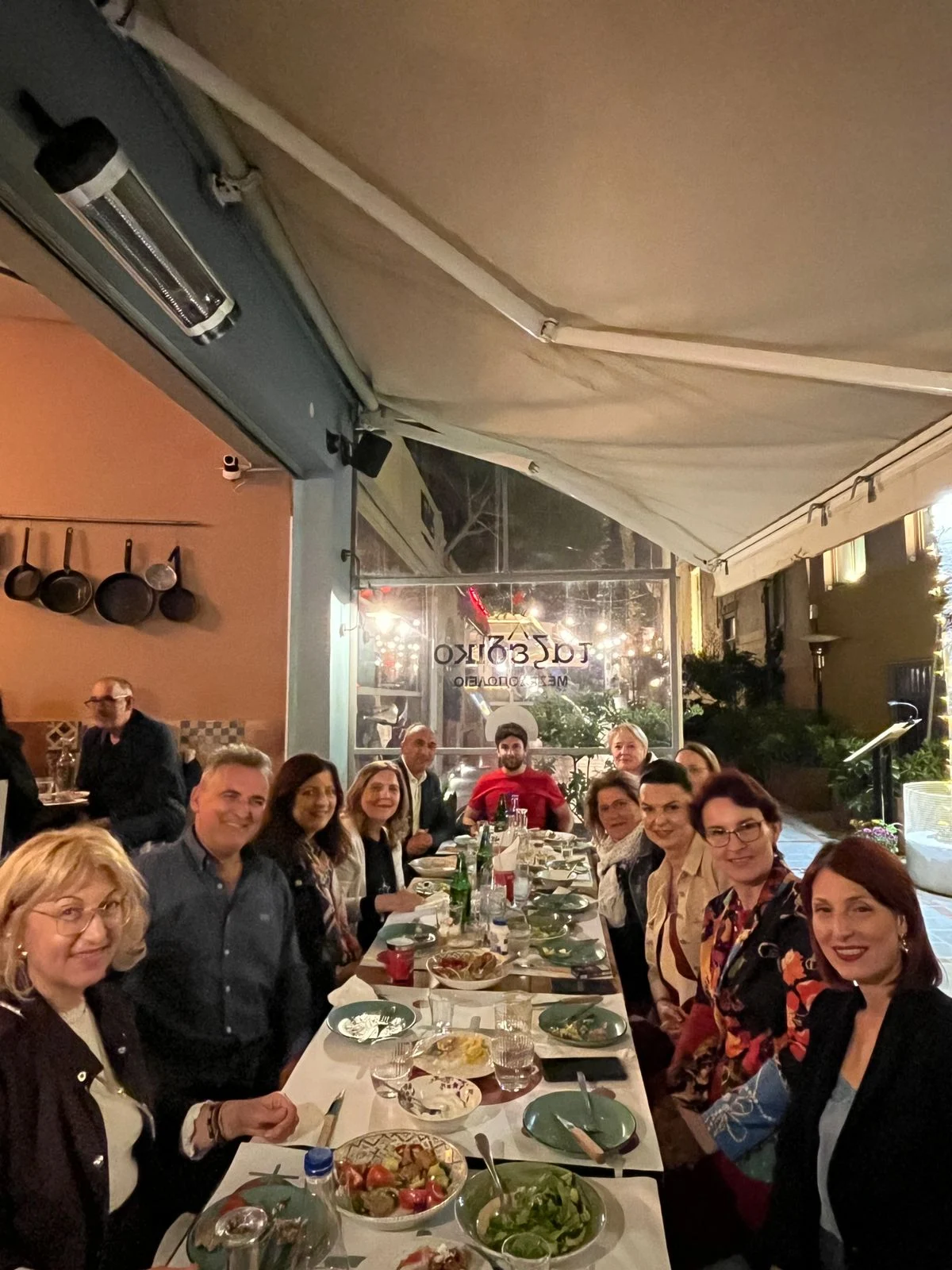 Il gruppo riunito attorno al tavolo — Creta, Grecia