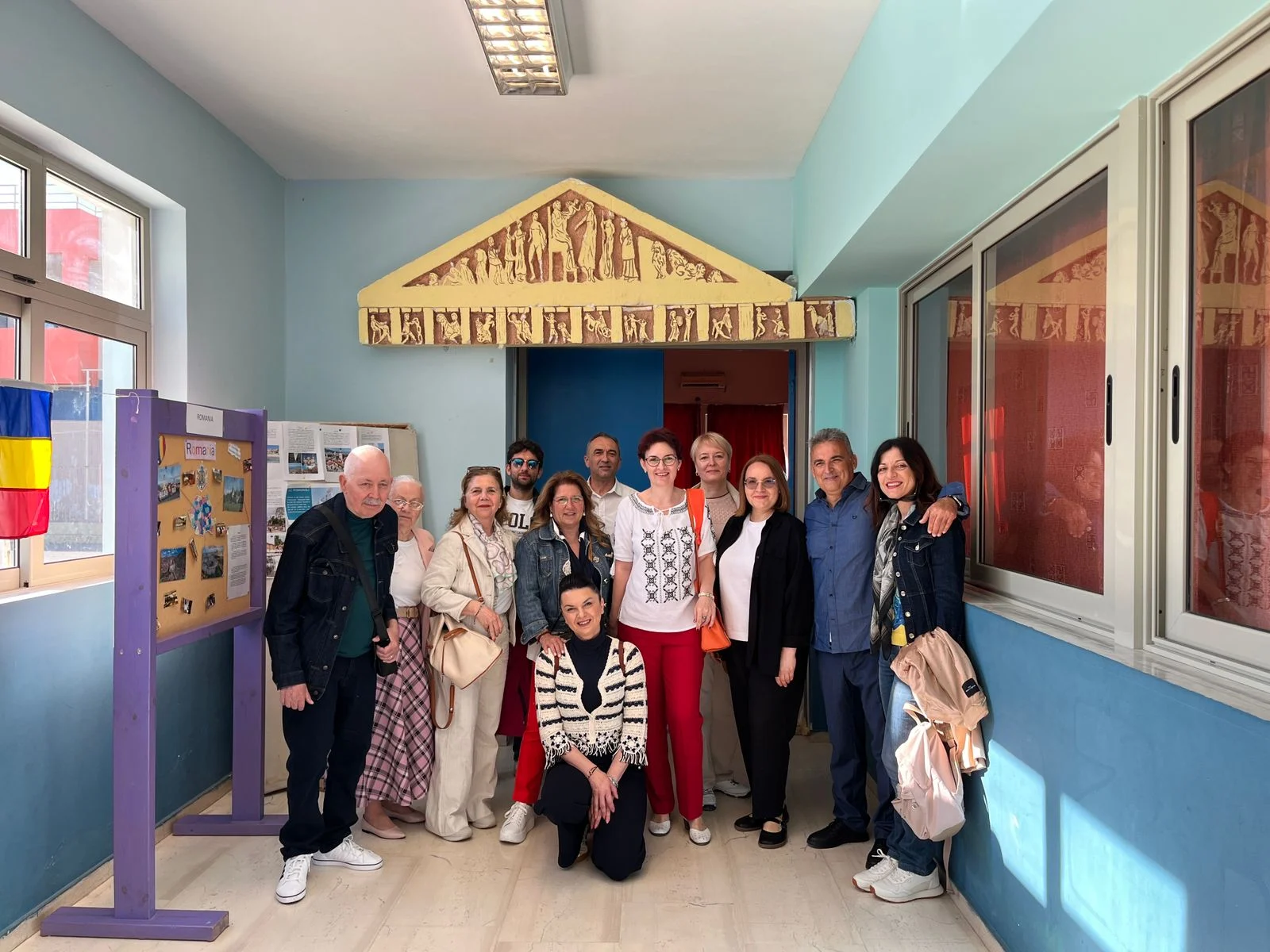 Il gruppo nel corridoio della scuola — Creta, Grecia