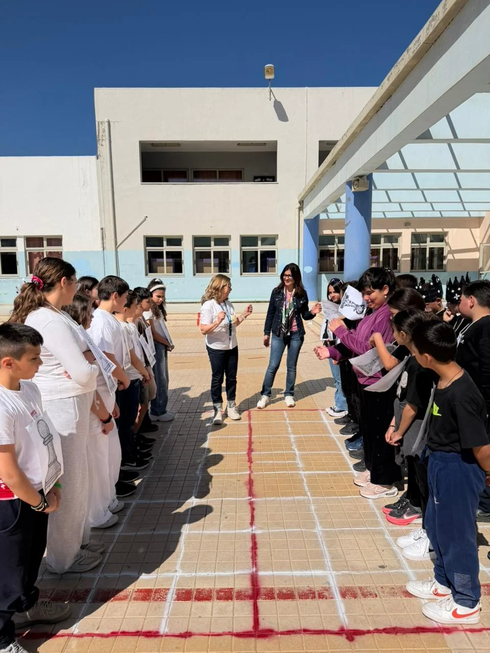 Il gruppo nel cortile della scuola — Creta, Grecia