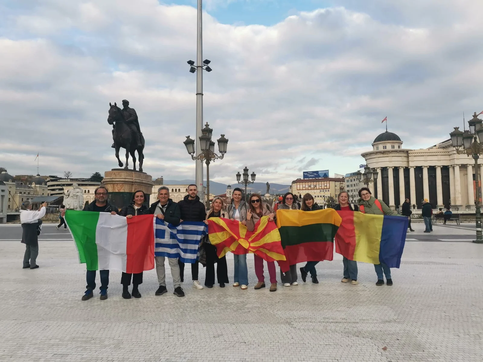 Il gruppo in piazza con le bandiere — Macedonia del Nord