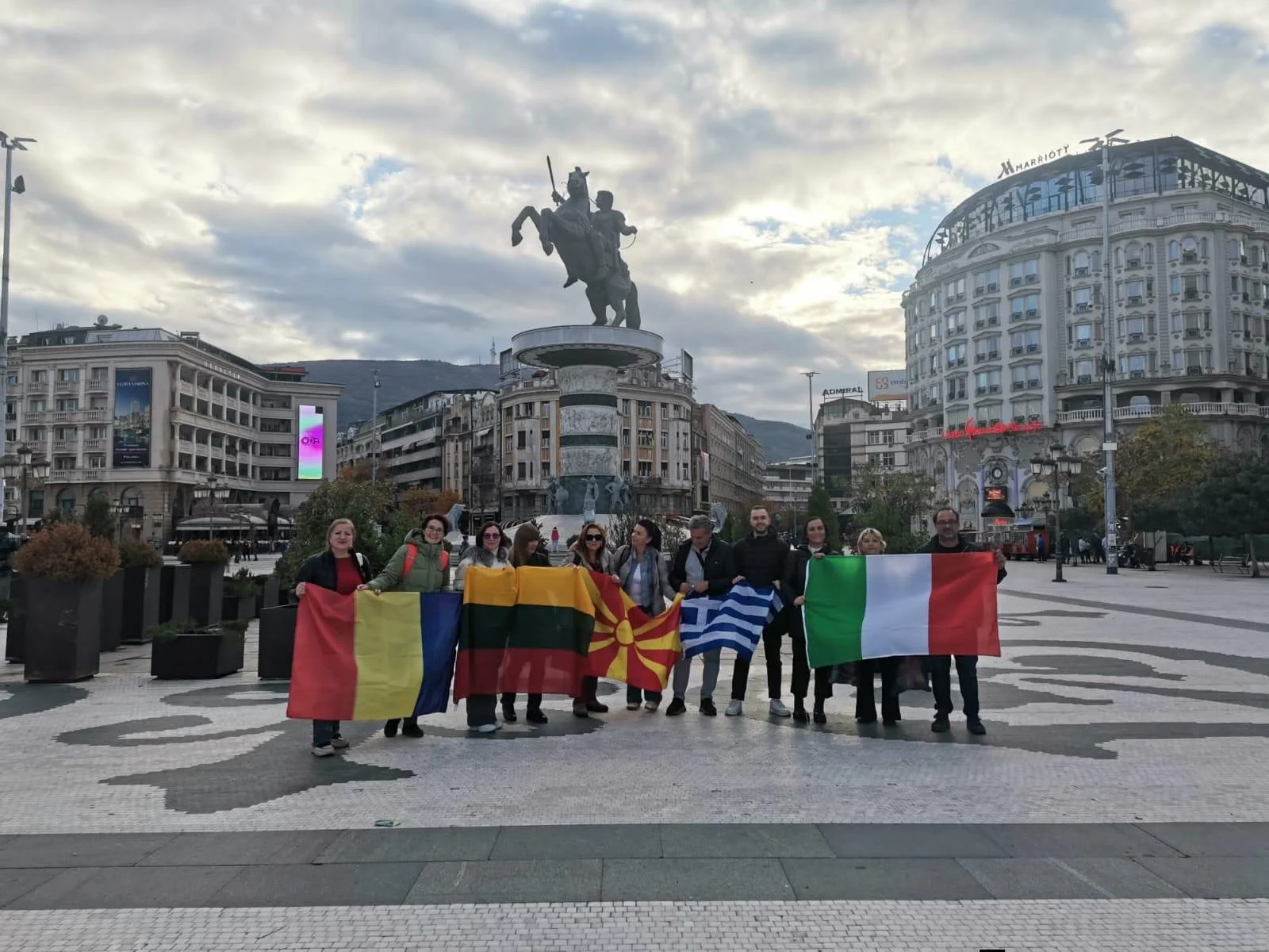 Il gruppo con le bandiere nel centro della città — Macedonia del Nord