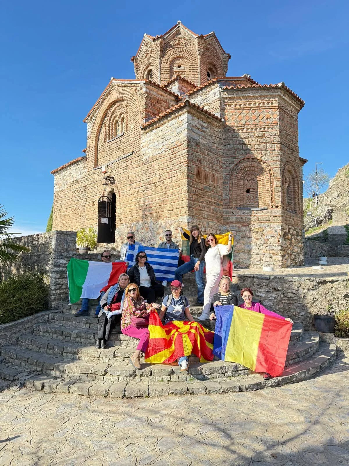 Il gruppo davanti a una chiesa durante una visita — Macedonia del Nord