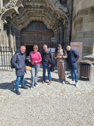 Visita davanti a un edificio storico