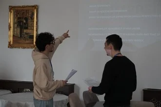 Due partecipanti si confrontano davanti alla proiezione — Bucarest, Romania