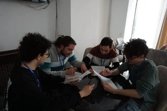 Lavoro di gruppo al tavolo — Bucarest, Romania