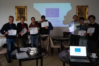 Foto di gruppo con gli attestati — Bucarest, Romania