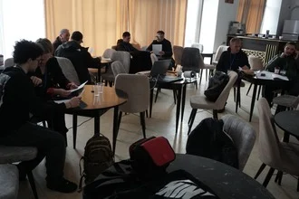 Sessione di formazione attorno ai tavoli — Bucarest, Romania