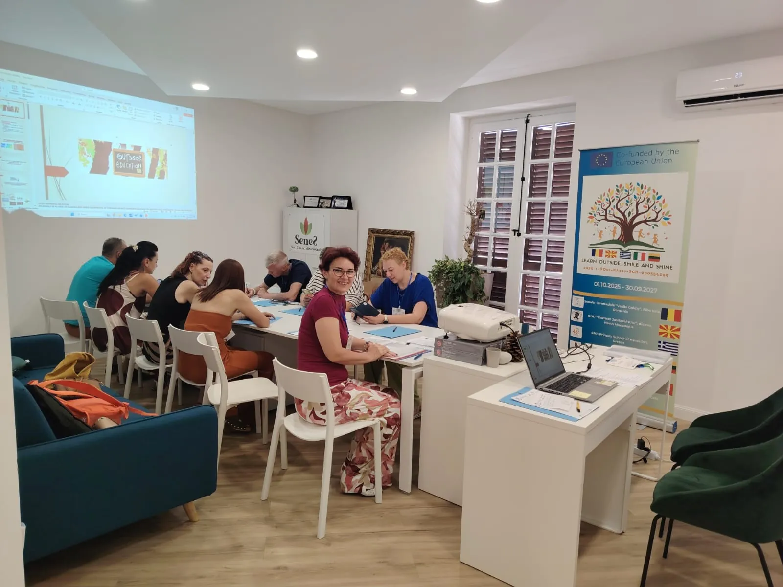 Partecipanti al lavoro attorno ai tavoli — Terrasini, Italia