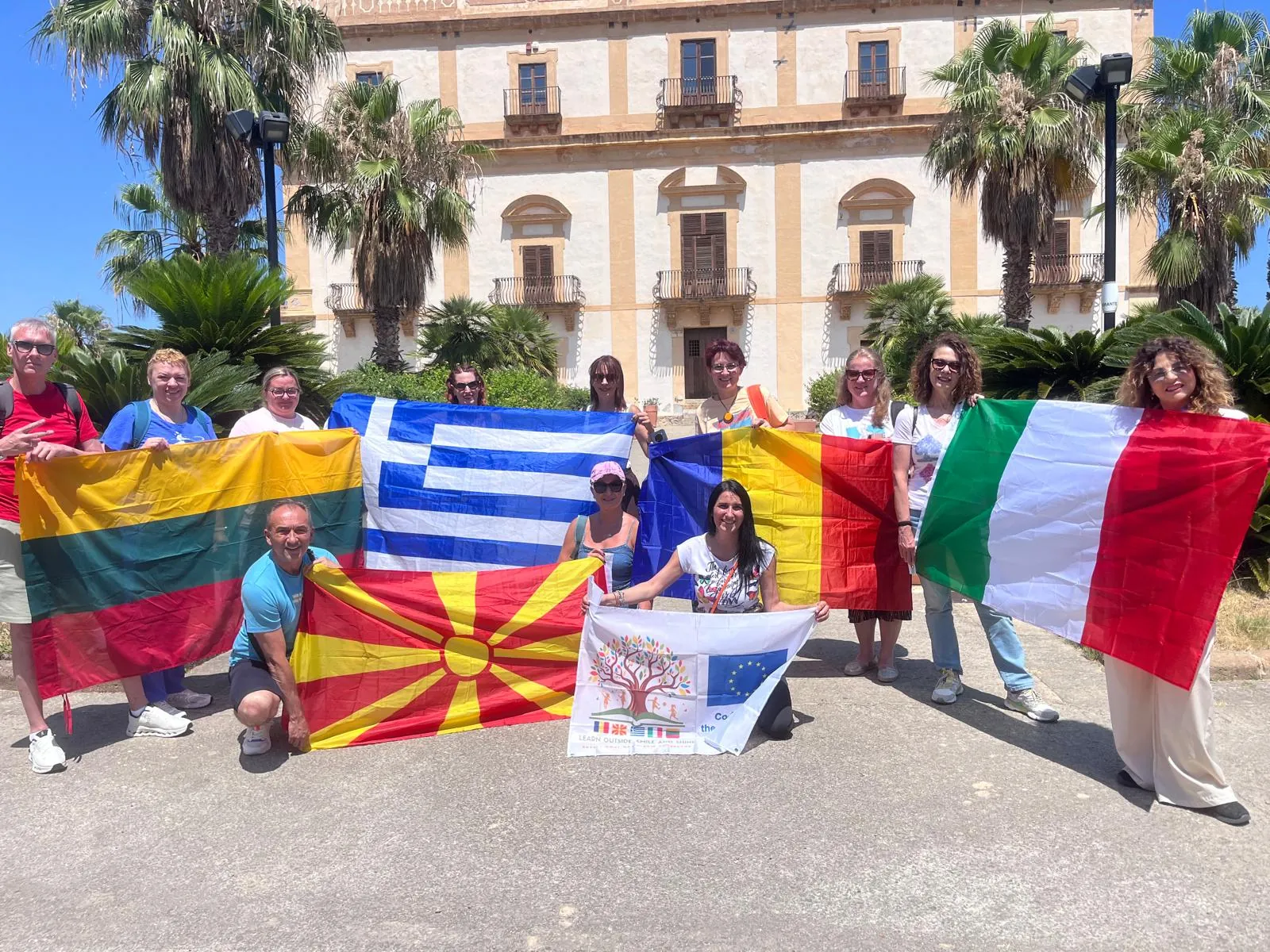 Il gruppo all’aperto con le bandiere dei paesi partecipanti — Terrasini, Italia