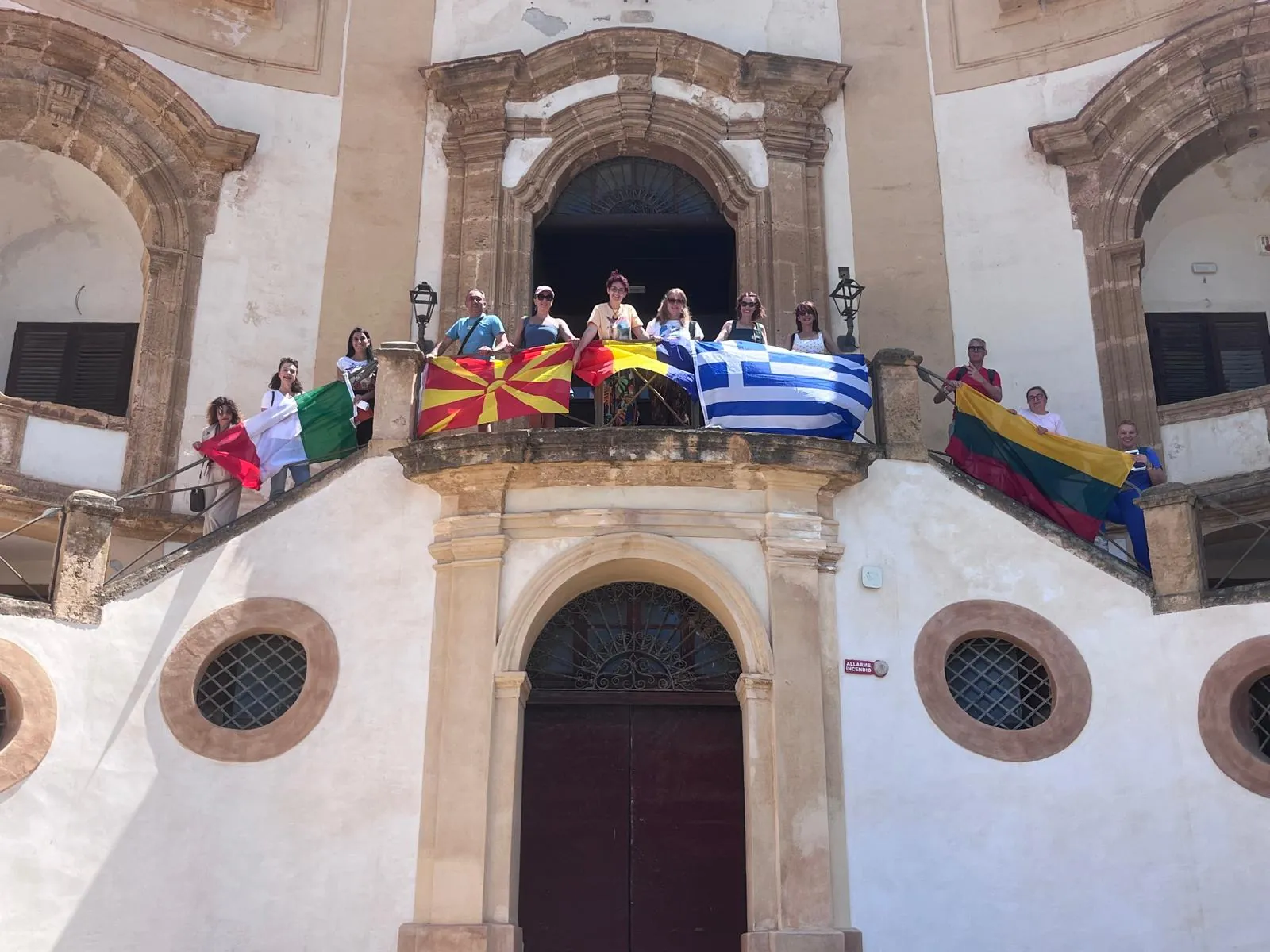 Partecipanti con le bandiere davanti a un edificio storico — Terrasini, Italia
