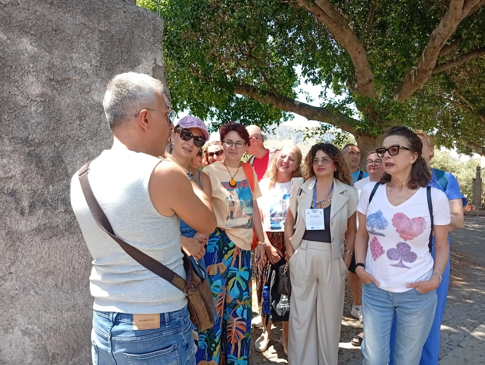 Il gruppo ascolta un intervento durante una visita — Terrasini, Italia