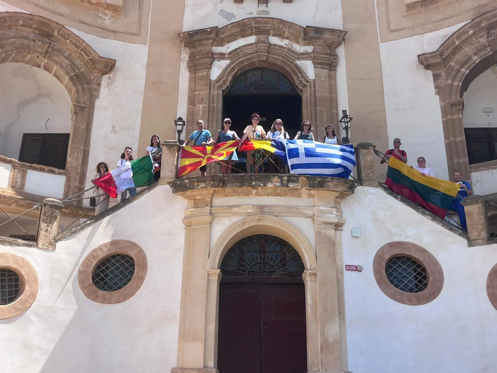 Il gruppo con le bandiere sulla terrazza di un edificio storico — Terrasini, Italia
