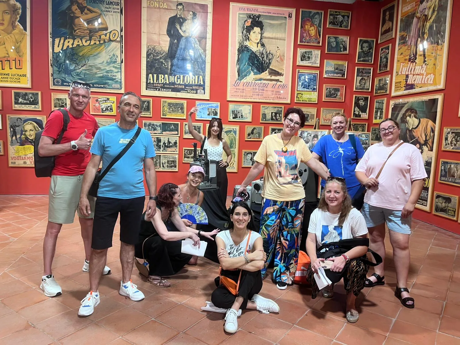 Una foto di gruppo in una sala decorata — Terrasini, Italia