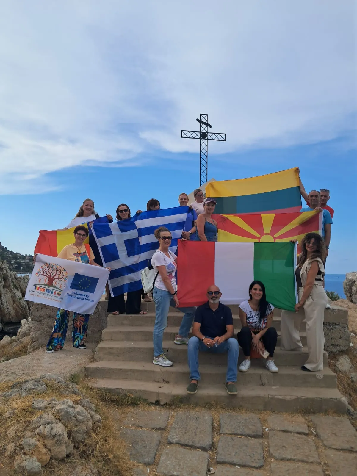 Il gruppo con le bandiere vicino al mare — Terrasini, Italia