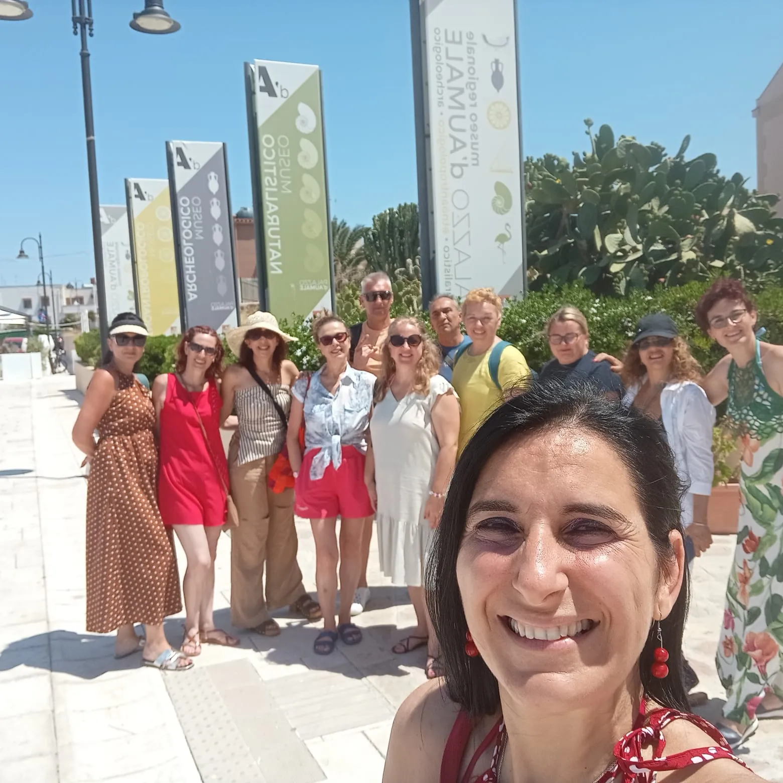 Una foto insieme durante una visita all’aperto — Terrasini, Italia