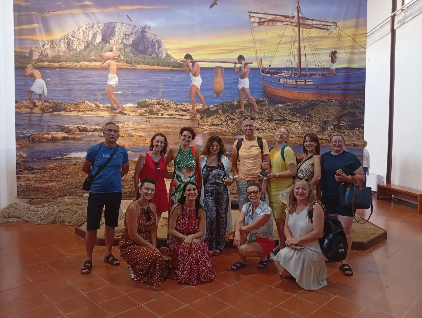 Foto di gruppo davanti a una parete decorata — Terrasini, Italia