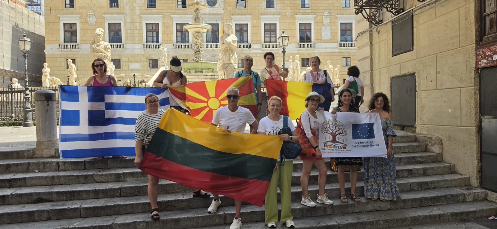 Il gruppo con le bandiere sui gradini della piazza — Terrasini, Italia