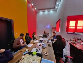 Partecipanti e formatore durante una sessione — Turchia