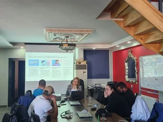 Attività in aula con una presentazione proiettata