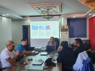 Partecipanti attorno ai tavoli in aula — Turchia