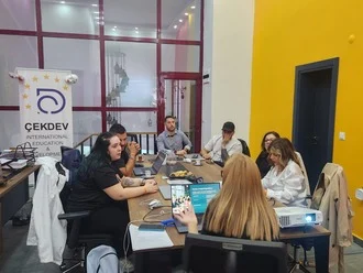 Confronto attorno al tavolo durante la formazione — Turchia