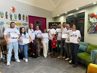 Il gruppo con gli attestati al termine del corso